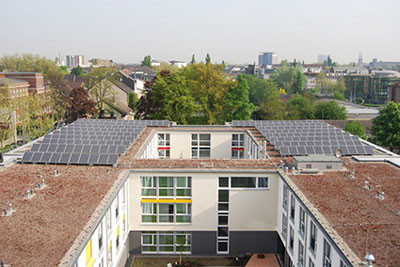 Photovoltaikanlage auf dem Flachdach des Neubaus