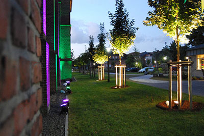 Altenheim und Pflegeheim  mit Park in der Mitte von Oberhausen – Die Kinder des katholischen Kindergartens Herz Jesu treffen im Park die Senioren vom Vincenzhaus.